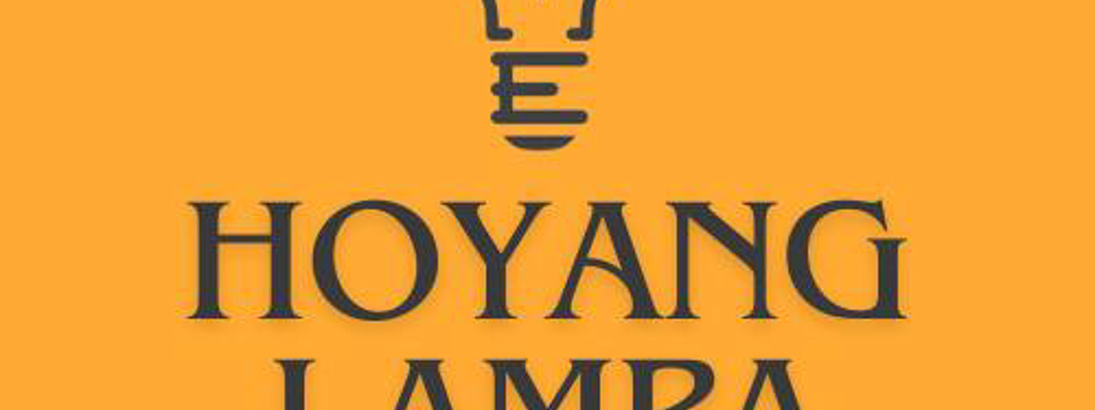 Logo Hoyanglampa UB.  Lyspære og firmanamnet skrevet med svart med oransje bakgrunn