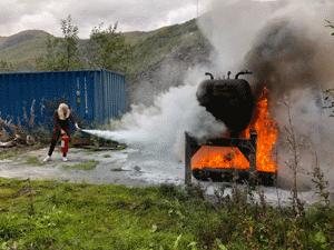 Ein person slokker brann med brannslokkingsapparat