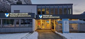 Inngangen til Høyanger vgs.