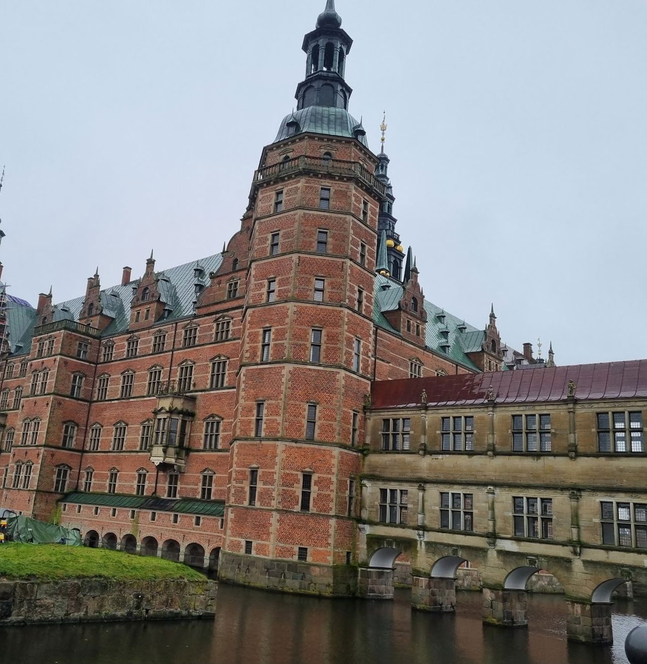 Fredriksborg Slott fra 1560 ligger i Hillerød